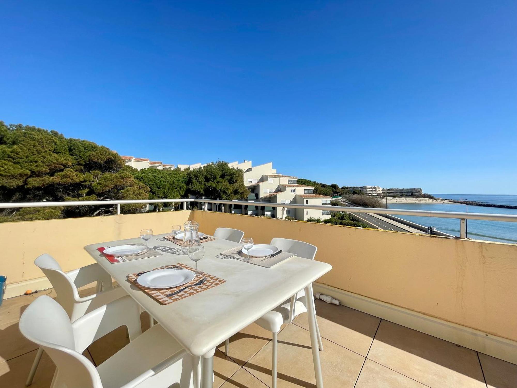 Apartment 2 Pieces Avec Terrasse 25m² Et Parking A 50m De La - Fr-1-338-114